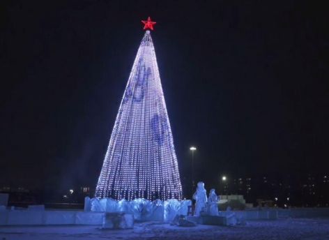 В Сургуте зажгли главную городскую елку на центральной площади