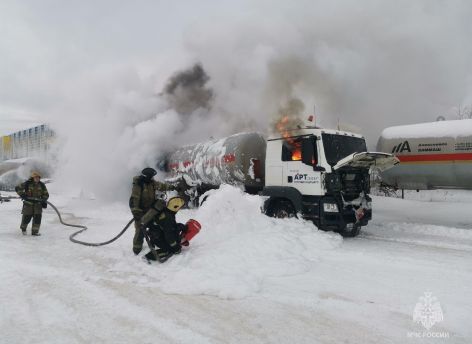 ​В Сургуте загорелась автоцистерна с газом на АГЗС
