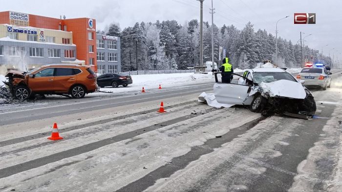 В Сургуте при лобовом столкновении двух легковушек погиб человек