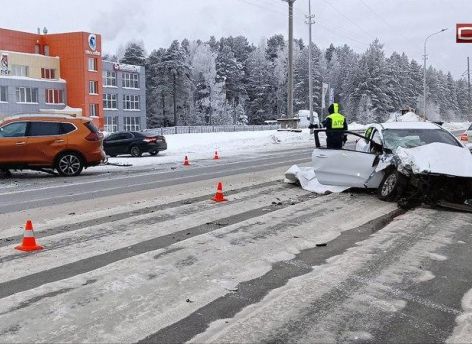 В Сургуте при лобовом столкновении двух легковушек погиб человек
