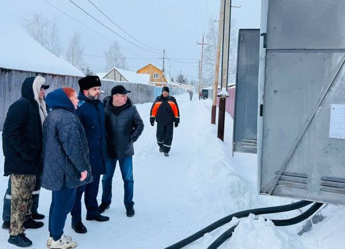 Прокурор Сургута Марат Тубеев поехал в «Кедровый-16» после жалоб жителей на длительное отключение электричества. Свет вернули