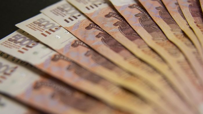 Должникам в России придется больше платить приставам за взыскание денег