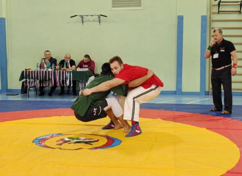 В Сургуте на турнире по единоборствам организаторы совместили два очень разных стиля