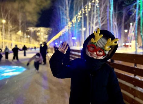 В Нижневартовске открыт необычный каток — 300 метров в длину и 10 в ширину