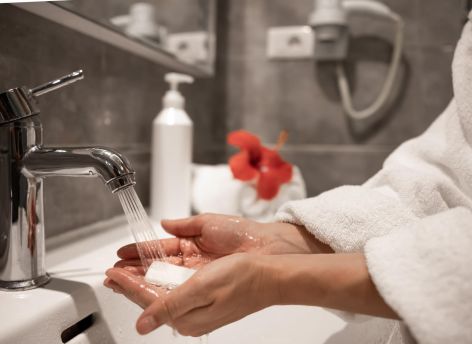 ​Почему зимой нельзя мыть руки горячей водой – объясняет эксперт