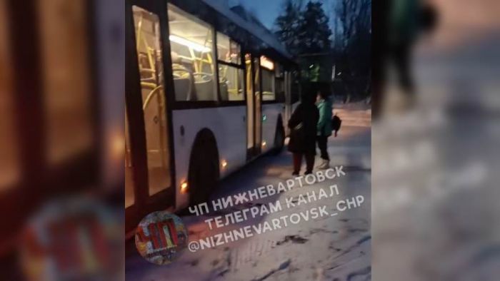 В Югре водитель автобуса совершал намаз, пока пассажиры стояли на морозе. Полиция проводит проверку