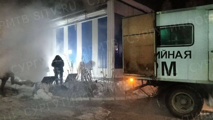 ​В Сургуте из-за порыва на сетях горячей воды затопило улицу Губкина