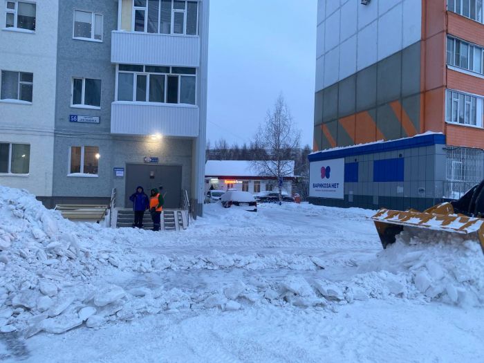 ​Между городом и УК: в Сургуте дворы остались без уборки снега из-за ошибок в границах участков