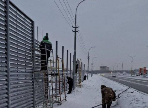 ​В Сургуте появилось новое ограждение вдоль Югорского тракта