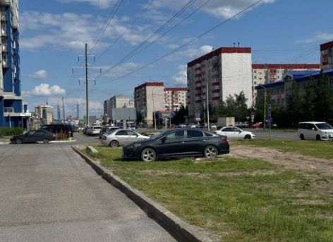 Штрафы помогают — сургутяне стали реже парковаться на газонах