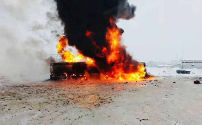 В Солнечном на заправке сгорел бензовоз. Пострадали двое