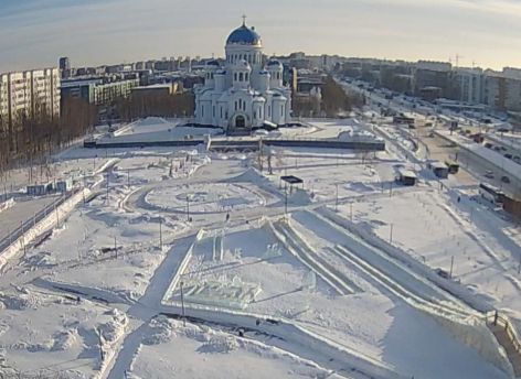 Елки убирают, горки остаются: в Сургуте демонтируют новогодние городки