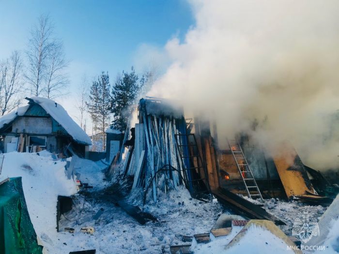 ​В дачном кооперативе Сургута сгорел дом ‒ погиб взрослый и ребенок