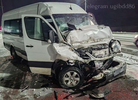 ​Микроавтобус столкнулся с фурой на трассе под Сургутом