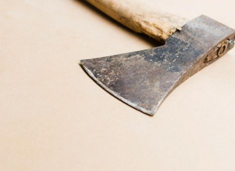 В Югре подросток пришел в школу с пневматическим пистолетом, ножом и топором. Его остановил учитель