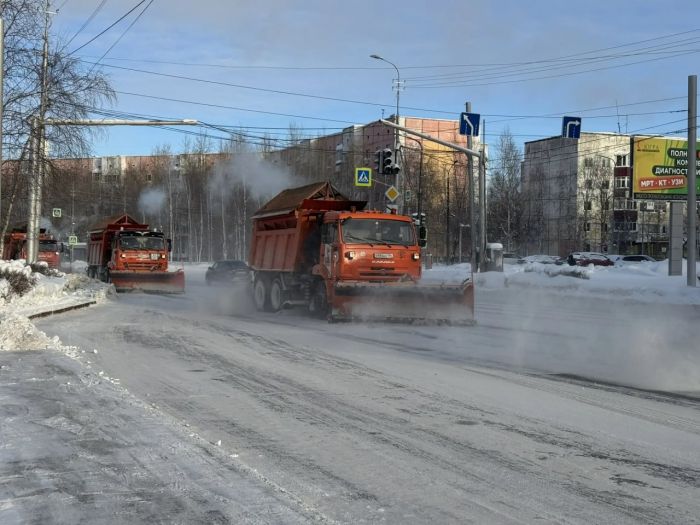 Во время снегопада на очистку улиц Сургута выезжает 190 единиц техники