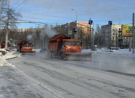 Во время снегопада на очистку улиц Сургута выезжает 190 единиц техники