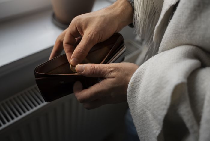 ​45% опрошенных читателей СИА-ПРЕСС живут по средствам, но с ограничениями