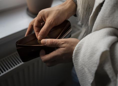 ​45% опрошенных читателей СИА-ПРЕСС живут по средствам, но с ограничениями
