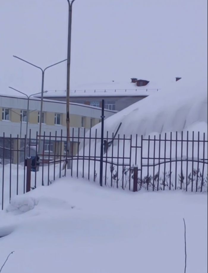 ​После трагедии в Лянторе в Белом Яре начали срочно очищать крышу катка