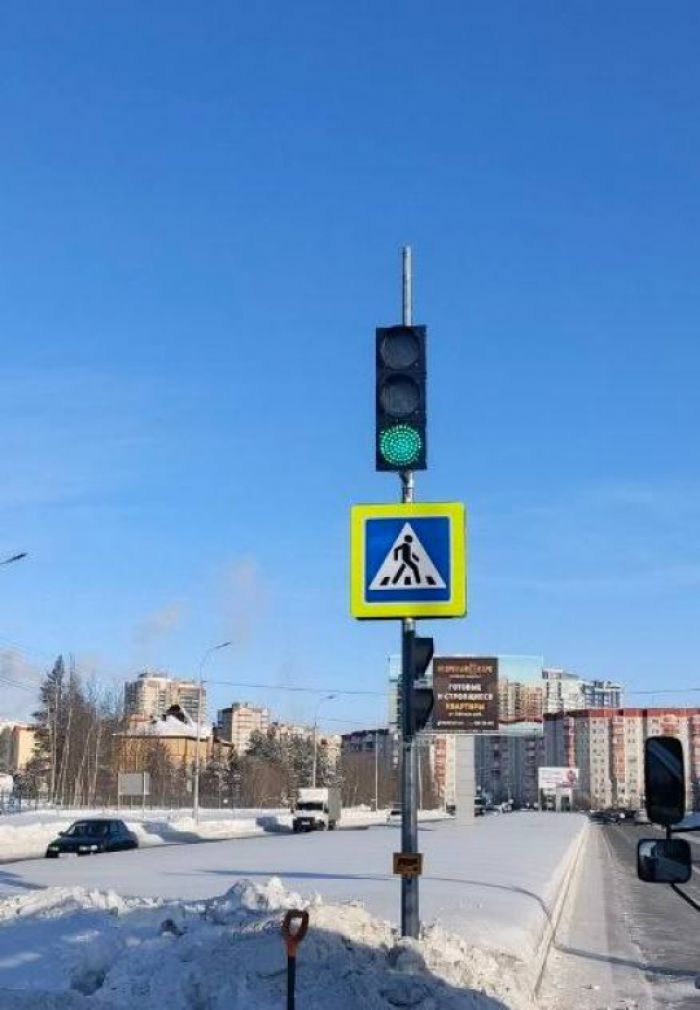 В Сургуте дорожники восстановили неработавший после ДТП светофор у ДИ «Нефтяник»