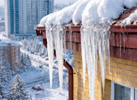 Власти Сургута призвали жителей соблюдать осторожность из-за угрозы схода снега и наледи с крыш
