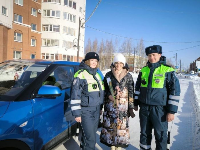 Автоинспекторы Югры останавливают девушек-водителей, чтобы подарить цветы