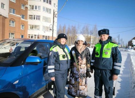 Автоинспекторы Югры останавливают девушек-водителей, чтобы подарить цветы