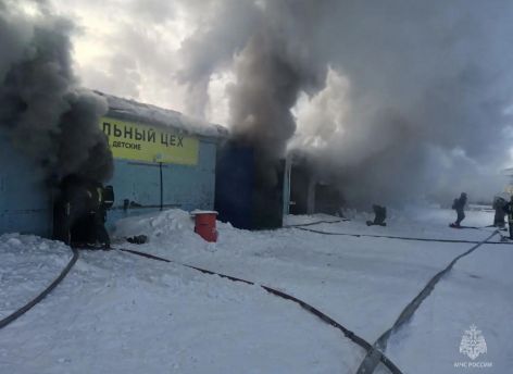 В Сургуте горел мебельный цех − пожарные тушили 300 квадратных метров