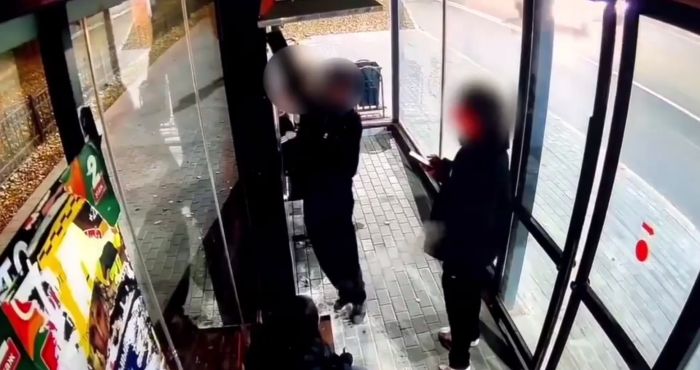​Сломал остановку − попал на учет: в Сургуте нашли подростка-вандала