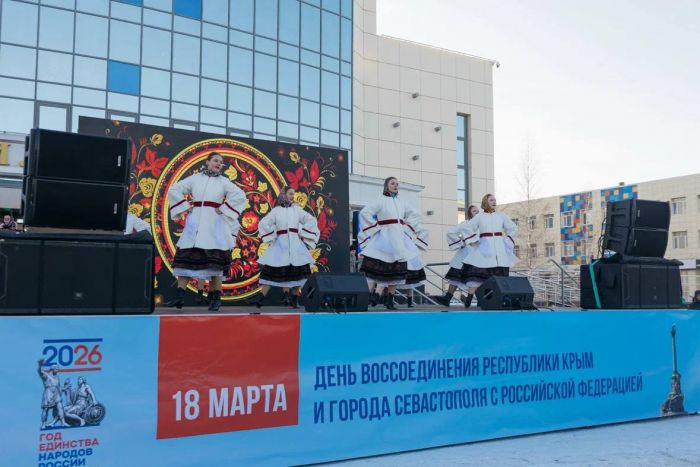 Сотни сургутян отметили государственный праздник на улице, несмотря на морозы