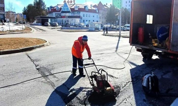 В крупнейших городах Югры дорожники вышли на ямочный ремонт после схода снега
