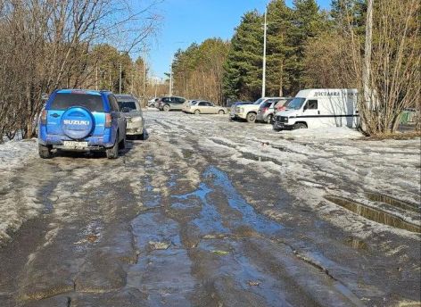Жители Сургута просят обустроить дорогу у спортивной школы на набережной Ивана Кайдалова