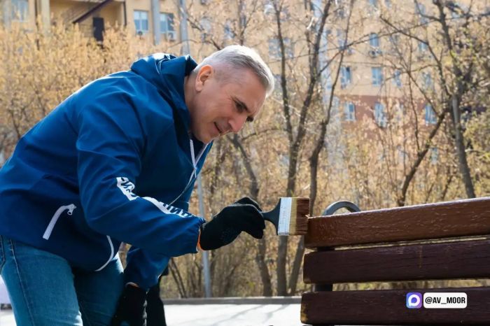​Губернатор Александр Моор вышел на субботник в Тюмени