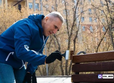 ​Губернатор Александр Моор вышел на субботник в Тюмени