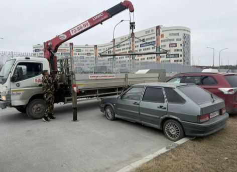 Власти Сургута вывозят брошенные машины со стоянки у перинатального центра