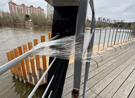 ​В сургутском парке «За Саймой» ограждения у воды замотали скотчем // ФОТОФАКТ