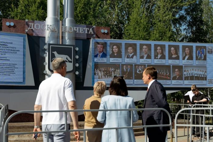 Доска почета у администрации города в Сургуте стала электронной