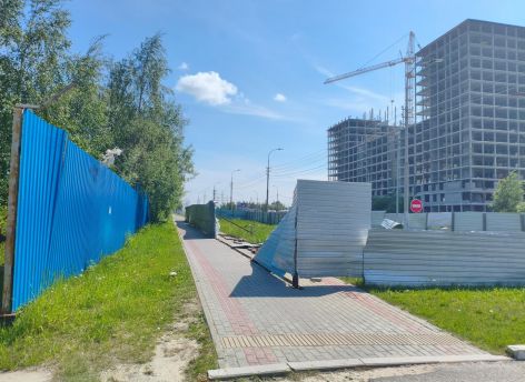На улице Крылова в Сургуте восстановят поврежденное ограждение