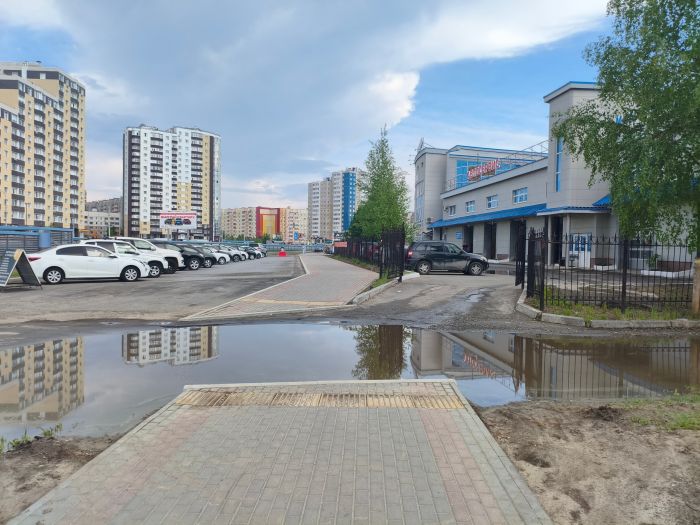 ​Сделали в прошлом году, а уже проблемы: жители Сургута жалуются на тротуар на проспекте Мира