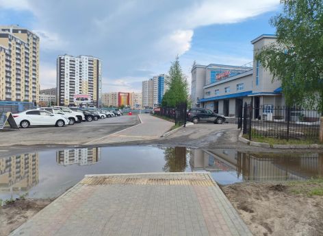 Сделали в прошлом году, а уже проблемы: жители Сургута жалуются на тротуар на проспекте Мира
