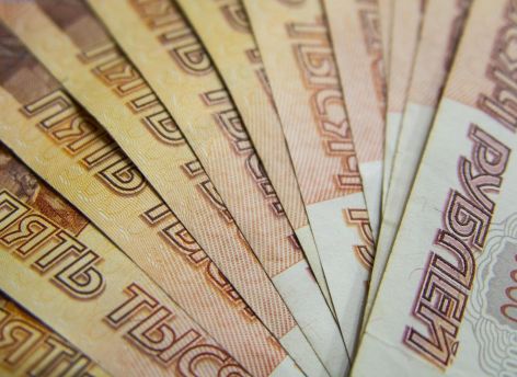Россияне сняли со счетов столько наличных, что банки испытали дефицит ликвидности