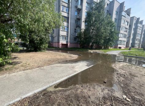 ​Ремонт не помог: проезд на улице Кукуевицкого в Сургуте снова затопило после дождя