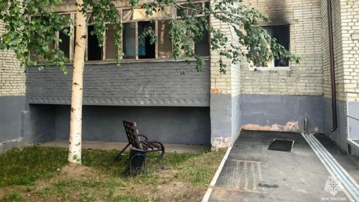 В Сургуте пожарные спасли четверых детей из горящей квартиры в девятиэтажке