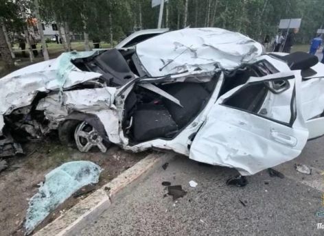 Ночью в Сургуте молодой водитель пытался проехать на красный и устроил ДТП — погибли два человека
