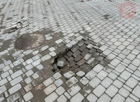 ​В Сквере Журналиста в Сургуте почти год проседает плитка