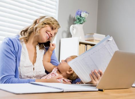 ​В Югре тысячи родителей продолжают получать пособие, выйдя на работу