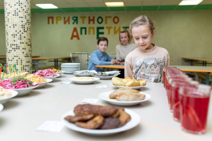 В Сургуте нужно принципиально менять саму систему питания детей в школах — с другим рационом и правильной раздачей