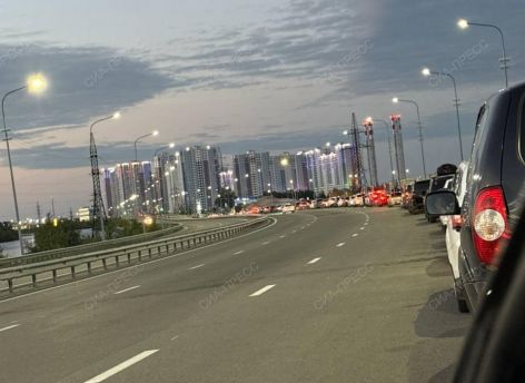 ​У заправки «Газпром» в Сургуте собралась большая очередь // ФОТОФАКТ