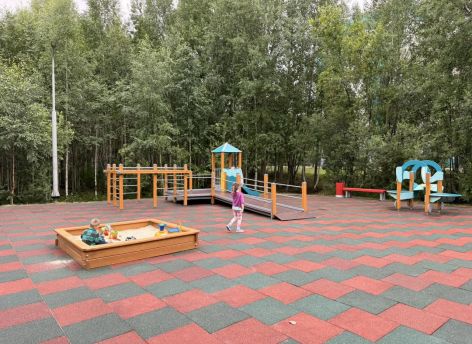 В 32 микрорайоне Сургута обновили площадку для детей с ОВЗ
